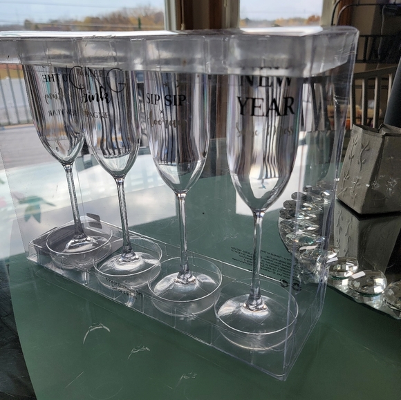 Icing. New years champagne glass flute set of 4 - Picture 4 of 7